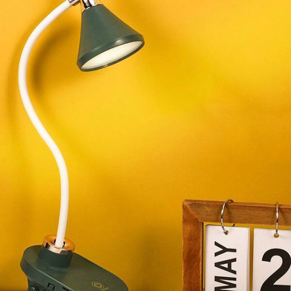 چراغ-مطالعه-با-گردن-بلند-و-منعطف-گیره-دار
